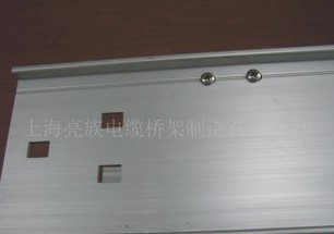金屬橋架（jià）在擦拭過程中不能（néng）有劃傷